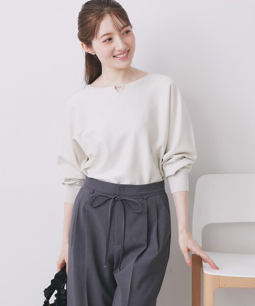 index（インデックス）の「ビジューキーネックドルマンニット【洗濯機OK】（ニット/セーター・レディース・ピンク系/ネイビー/ホワイト系8/グリーン系5/ナチュラル・34/36/38/40/42）」の2枚目の写真