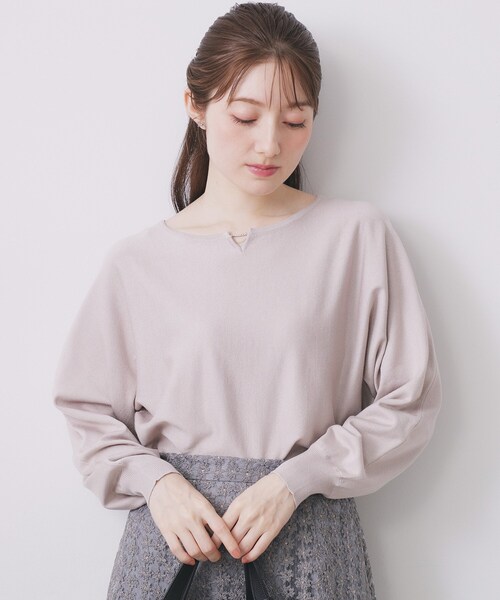 index（インデックス）の「ビジューキーネックドルマンニット【洗濯機OK】（ニット/セーター・レディース・ピンク系/ネイビー/ホワイト系8/グリーン系5/ナチュラル・34/36/38/40/42）」の3枚目の写真