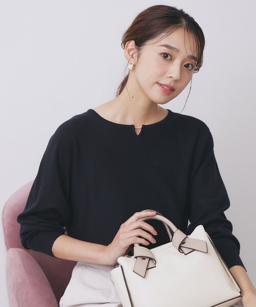 index（インデックス）の「ビジューキーネックドルマンニット【洗濯機OK】（ニット/セーター・レディース・ピンク系/ネイビー/ホワイト系8/グリーン系5/ナチュラル・34/36/38/40/42）」の5枚目の写真