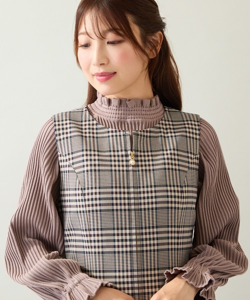 Rose Tiara（ローズティアラ）の「【定番人気アイテム】ドロップショルダーフリル襟ニット（ニット/セーター・レディース・ネイビー/レッド/ベージュ・46/42/38）」の12枚目の写真