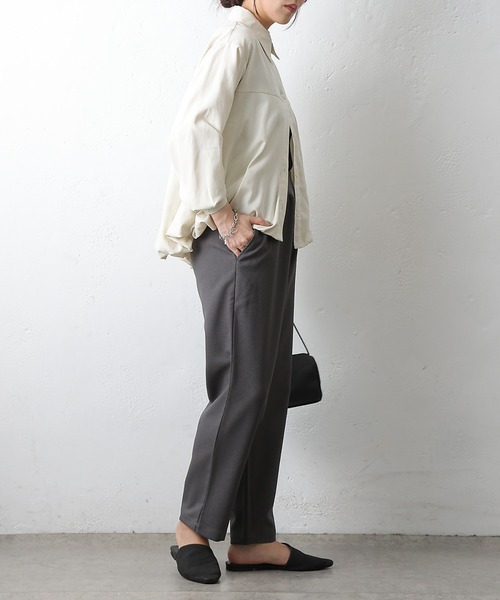 COLONY 2139(コロニートゥーワンスリーナイン)の「ウールライクイージーリブテーパードパンツ(スラックス・レディース・アイボリー/ブラック/チャコールグレー・SMALL/MEDIUM)」の17枚目の写真