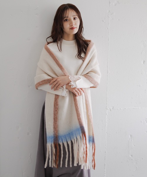 Andemiu（アンデミュウ）の「【WEB限定】ハイショクブランケットマフラー571426（ストール/ショール・レディース・ホワイト/ブラック・FREE）」の2枚目の写真