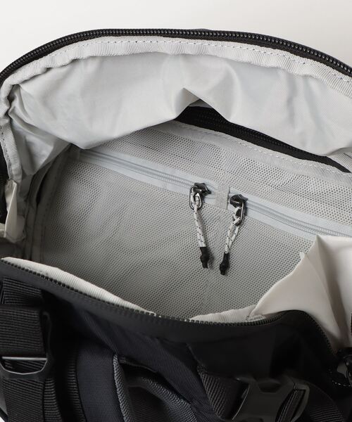 Matador（マタドール）の「MATADOR GlobeRider35 Travel Backpack マタドール グローブライダー トラベル バックパック（バックパック/リュック・メンズ・ホワイト系1/ブラック・FREE）」の6枚目の写真