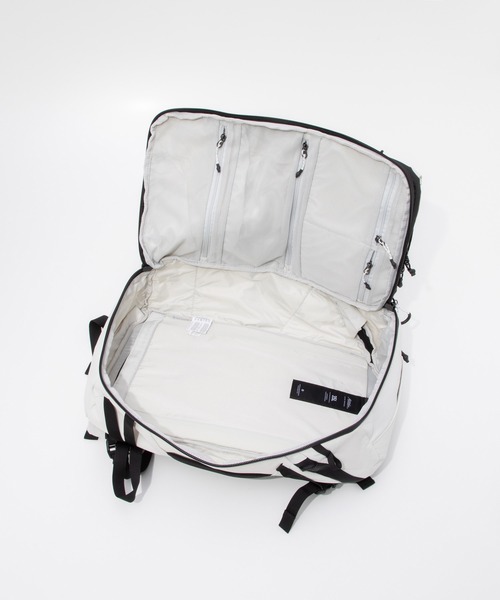 Matador（マタドール）の「MATADOR GlobeRider35 Travel Backpack マタドール グローブライダー トラベル バックパック（バックパック/リュック・メンズ・ホワイト系1/ブラック・FREE）」の9枚目の写真