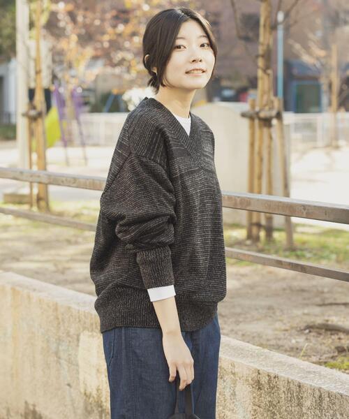 EKAL（エカル）の「Vネックバルキーボーダーニット（ニット/セーター・レディース・ブラック/グレー/オフホワイト・ONE）」の17枚目の写真