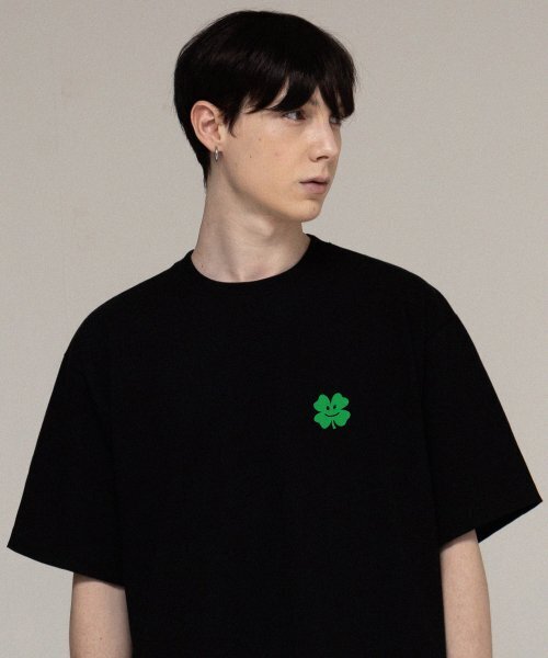 GRAVER（グレーバー）の「[ユニセックス]スモールクローバーフラワースマイル半袖Tシャツ_ブラック（Tシャツ/カットソー・レディース・ブラック・SMALL/MEDIUM/LARGE/X-LARGE）」の2枚目の写真
