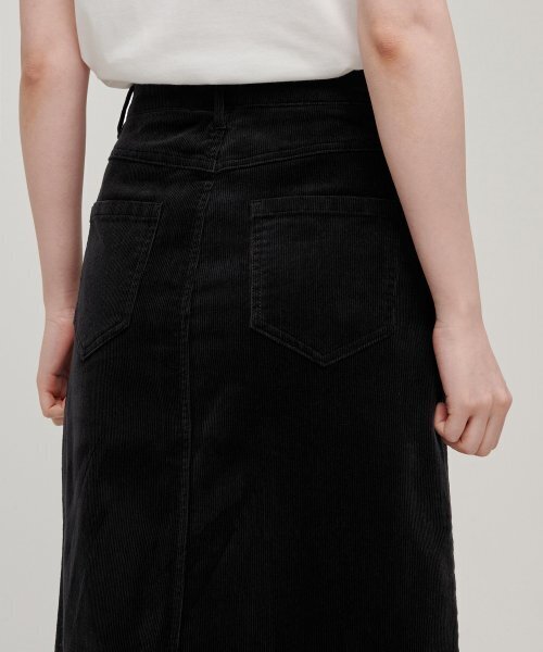 MUSINSA STANDARD WOMAN（ムシンサスタンダードウーマン）の「レディースコーデュロイミドル丈[ブラック]（スカート・レディース・その他・SMALL/MEDIUM/LARGE/X-SMALL）」の5枚目の写真