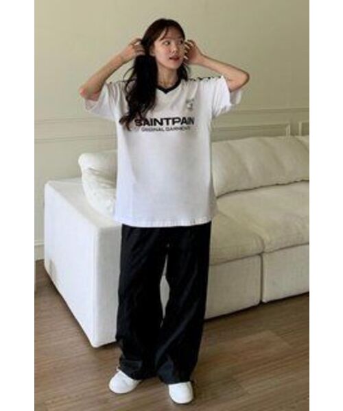 SAINTPAIN(セイントペイン)の「SPセイントクラブ VネックTシャツ-ホワイト(Tシャツ/カットソー・レディース・その他・LARGE/MEDIUM/X-LARGE/SMALL)」の2枚目の写真