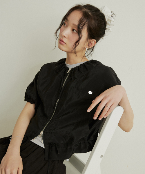 ADAUL(アダウル)の「Shirring half windbreaker - black(ナイロンジャケット・レディース・ブラック・FREE)」の1枚目の写真