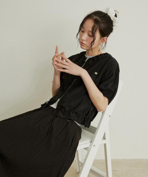 ADAUL(アダウル)の「Shirring half windbreaker - black(ナイロンジャケット・レディース・ブラック・FREE)」の2枚目の写真