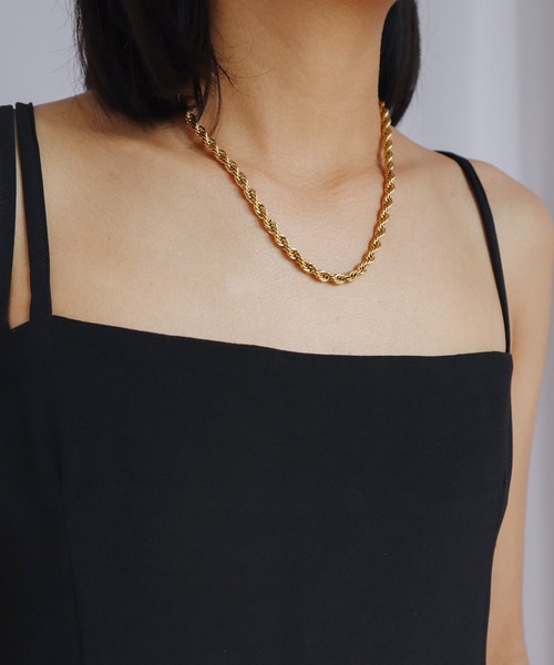TUWAKRIM（トゥワクリム）の「【TUWAKRIM】ツイストチェーンネッックレス（ネックレス・レディース・シルバー/ゴールド・MEDIUM）」の2枚目の写真