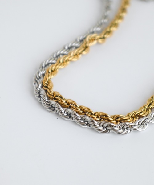 TUWAKRIM（トゥワクリム）の「【TUWAKRIM】ツイストチェーンネッックレス（ネックレス・レディース・シルバー/ゴールド・MEDIUM）」の3枚目の写真