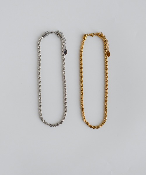 TUWAKRIM（トゥワクリム）の「【TUWAKRIM】ツイストチェーンネッックレス（ネックレス・レディース・シルバー/ゴールド・MEDIUM）」の4枚目の写真