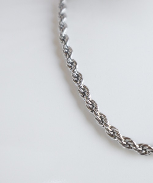 TUWAKRIM（トゥワクリム）の「【TUWAKRIM】ツイストチェーンネッックレス（ネックレス・レディース・シルバー/ゴールド・MEDIUM）」の9枚目の写真