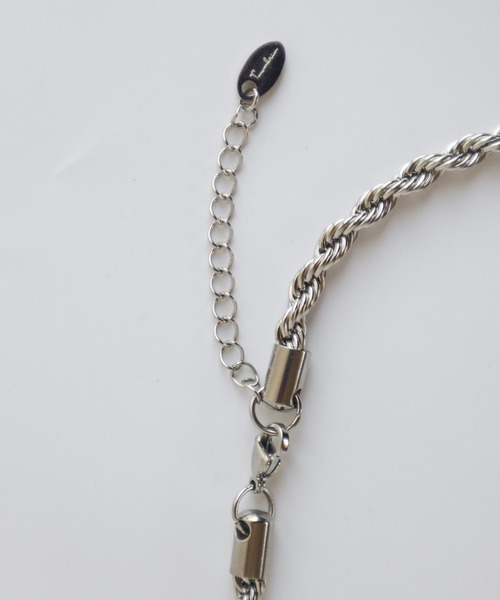 TUWAKRIM（トゥワクリム）の「【TUWAKRIM】ツイストチェーンネッックレス（ネックレス・レディース・シルバー/ゴールド・MEDIUM）」の11枚目の写真