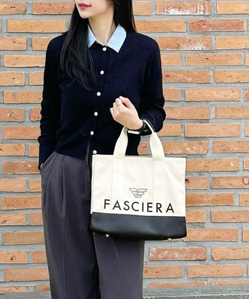 FASCIERA（ファシエラ）の「クラシックレザーコンビスクエアトートバッグ_アリアス12（トートバッグ・レディース・ライトグレー/アイボリー・FREE）」の5枚目の写真