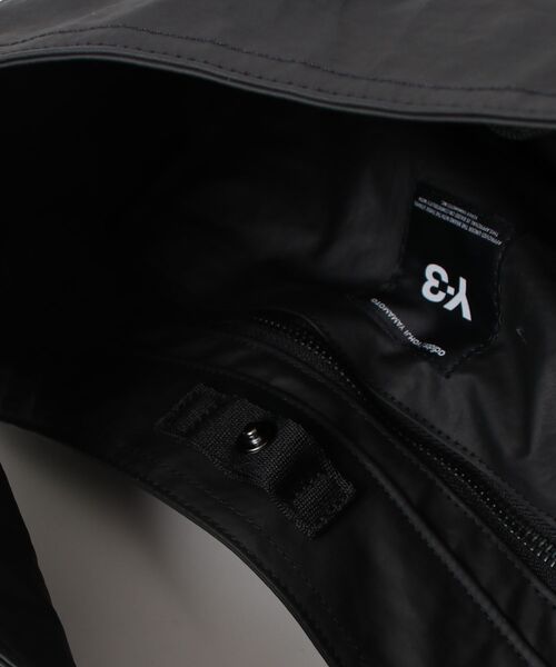 Y-3(ワイスリー)の「Y-3 NEWSPAPER BAG S(ボディバッグ/ウエストポーチ・メンズ・ブラック・ONE SIZE)」の6枚目の写真
