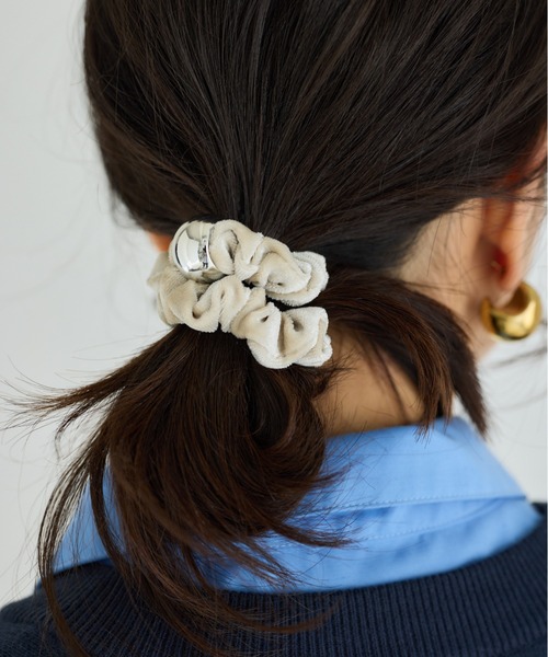 BARNYARDSTORM（バンヤードストーム）の「BARNYARDSTORM / メタルボールベロアシュシュ（シュシュ・レディース・カーキ/ブラック/オフホワイト・FREE）」の2枚目の写真