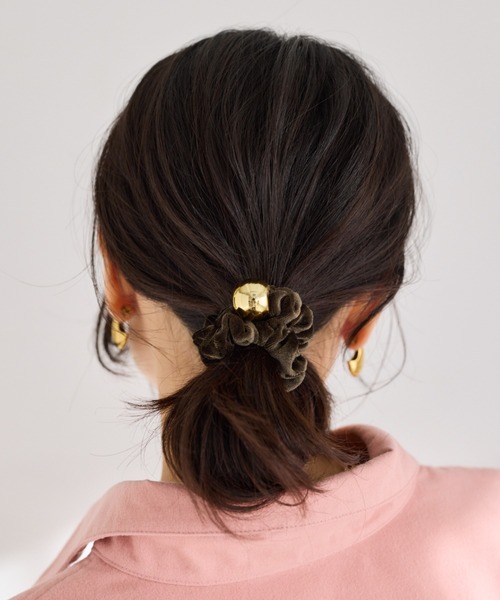 BARNYARDSTORM（バンヤードストーム）の「BARNYARDSTORM / メタルボールベロアシュシュ（シュシュ・レディース・カーキ/ブラック/オフホワイト・FREE）」の3枚目の写真