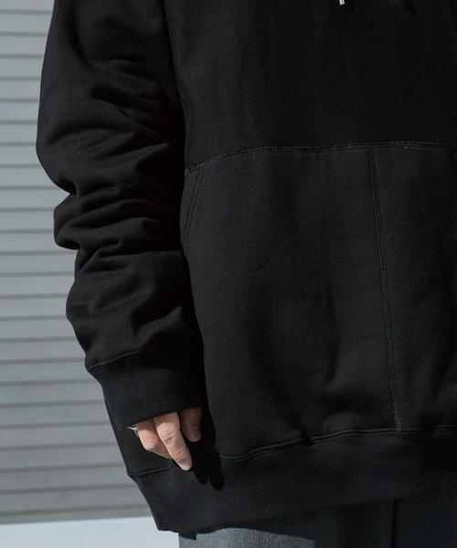 TAKAHIROMIYASHITATheSoloIst.(タカヒロミヤシタザソロイスト)の「TAKAHIROMIYASHITATheSoloIst./タカヒロミヤシタザソロイスト. Post Classical Hoodie オーバーサイズシルエットプルオーバーパーカー(パーカー・メンズ・ホワイト/ブラック・46/48)」の3枚目の写真