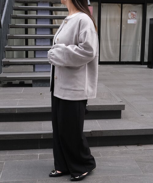 Chez toi（シェトワ）の「ノーカラースエードブルゾン（ブルゾン・レディース・アイボリー/チャコールグレー/ブルー・FREE）」の16枚目の写真