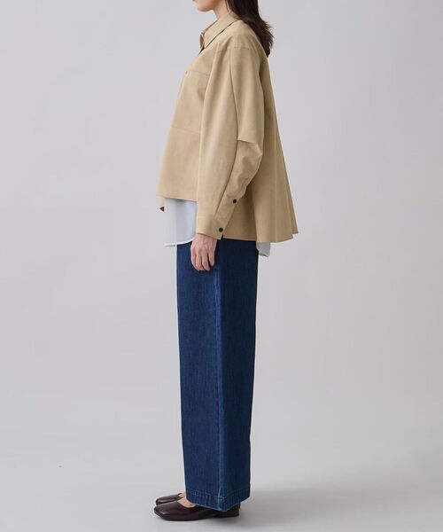 LANVIN en Bleu(ランバンオンブルー)の「フェイクスウェードフレアシャツ(シャツ/ブラウス・レディース・ベージュ/ブラウン・38)」の4枚目の写真