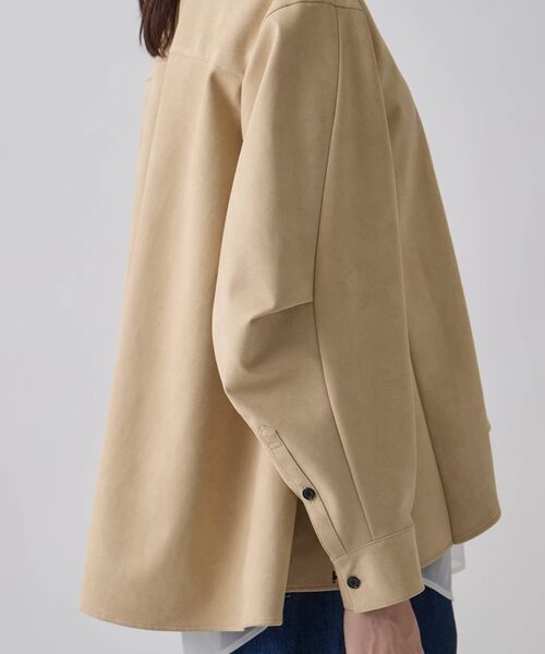 LANVIN en Bleu(ランバンオンブルー)の「フェイクスウェードフレアシャツ(シャツ/ブラウス・レディース・ベージュ/ブラウン・38)」の7枚目の写真