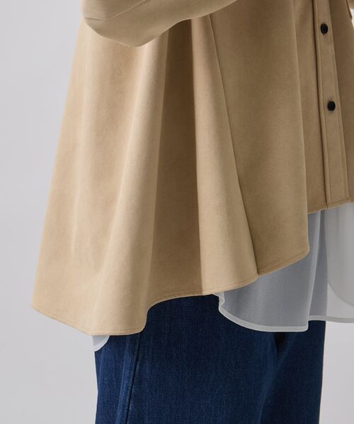 LANVIN en Bleu(ランバンオンブルー)の「フェイクスウェードフレアシャツ(シャツ/ブラウス・レディース・ベージュ/ブラウン・38)」の9枚目の写真