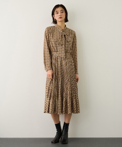 ROPE'(ロペ)の「ship's rope' オリジナルプリントプリーツタイワンピース(シャツワンピース・レディース・ネイビー/キャメル・36/38)」の2枚目の写真