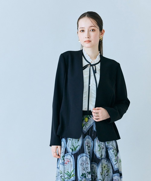 Audie a Muses(オーディアミューズ)の「ノーカラーコンパクトジャケット(ノーカラージャケット・レディース・ベージュ/ブラック・42/38)」の1枚目の写真