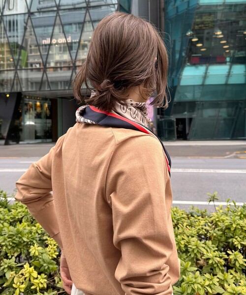 NOLLEY’S（ノーリーズ）の「シルクプリントスカーフ88（バンダナ/スカーフ・レディース・ネイビー系/グリーン系その他・FREE）」の4枚目の写真