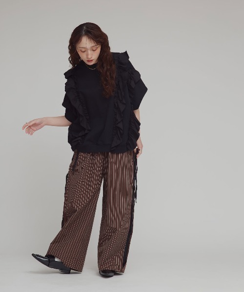 W:Huku（フーク）の「ビッグ フリル スウェット プルオーバー / Big Frill Sweatshirt Pullover（スウェット・レディース・オフホワイト/ブラック/杢グレー・FREE）」の6枚目の写真