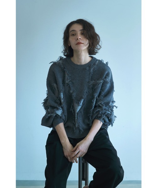 marjour(マージュール)の「FRINGE LINE KNIT TOP(ニット/セーター・レディース・ベージュ/グレー・M)」の2枚目の写真