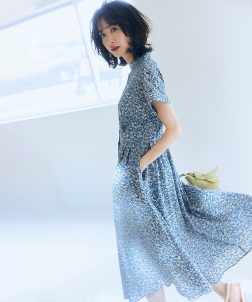 組曲 L(クミキョク オオキイサイズ)の「フラワーガーデンプリント ワンピース(ワンピース・レディース・ブルー系5/ベージュ系5・6/5/7)」の18枚目の写真