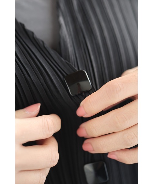 cawaii（カワイイ）の「細やかに浮かぶランダム裾レースのプリーツカーディガン（カーディガン/ボレロ・レディース・ブラック/ホワイト・FREE）」の16枚目の写真