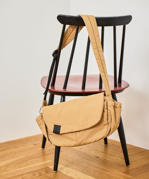 studio CLIP(スタディオクリップ)の「【軽量/500mlボトル収納可/10ポケット構造】からだよろこぶフラップショルダーバッグ(ショルダーバッグ・レディース・ブラック/ベージュ・FREE)」の2枚目の写真