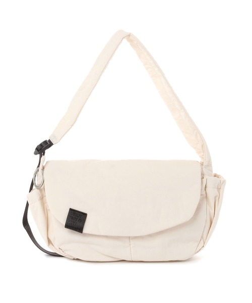 studio CLIP(スタディオクリップ)の「【軽量/500mlボトル収納可/10ポケット構造】からだよろこぶフラップショルダーバッグ(ショルダーバッグ・レディース・ブラック/ベージュ・FREE)」の4枚目の写真