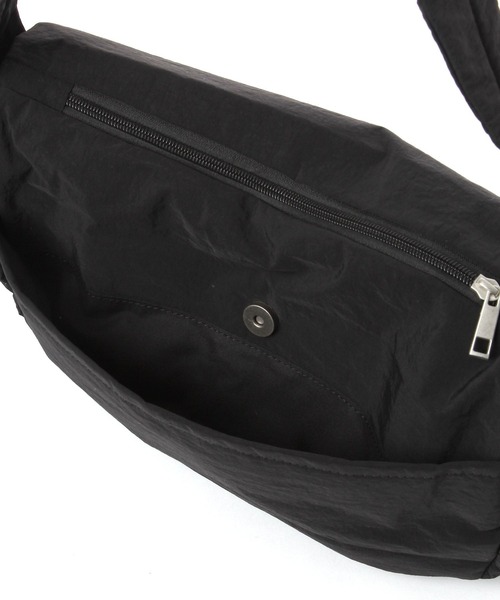 studio CLIP(スタディオクリップ)の「【軽量/500mlボトル収納可/10ポケット構造】からだよろこぶフラップショルダーバッグ(ショルダーバッグ・レディース・ブラック/ベージュ・FREE)」の14枚目の写真