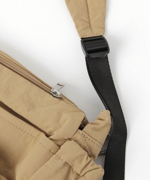 studio CLIP(スタディオクリップ)の「【軽量/500mlボトル収納可/10ポケット構造】からだよろこぶフラップショルダーバッグ(ショルダーバッグ・レディース・ブラック/ベージュ・FREE)」の21枚目の写真