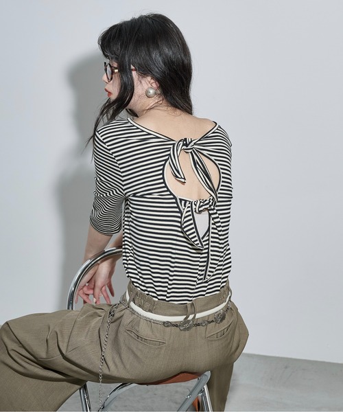 THE YOn(ザヨン)の「バックリボンオープンハーフスリーブTシャツ(Tシャツ/カットソー・レディース・ブラック×ホワイト/ブラック/オレンジ/オートミール・FREE)」の2枚目の写真