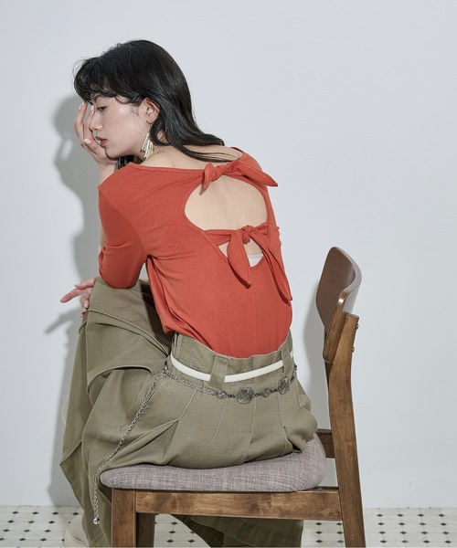 THE YOn(ザヨン)の「バックリボンオープンハーフスリーブTシャツ(Tシャツ/カットソー・レディース・ブラック×ホワイト/ブラック/オレンジ/オートミール・FREE)」の4枚目の写真