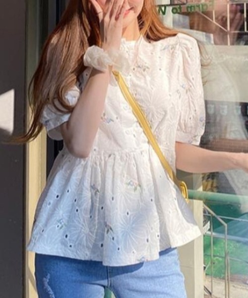 mielu(ミエル)の「フラワーレース半袖ブラウス(シャツ/ブラウス・レディース・ホワイト・MEDIUM/LARGE/X-LARGE)」の2枚目の写真