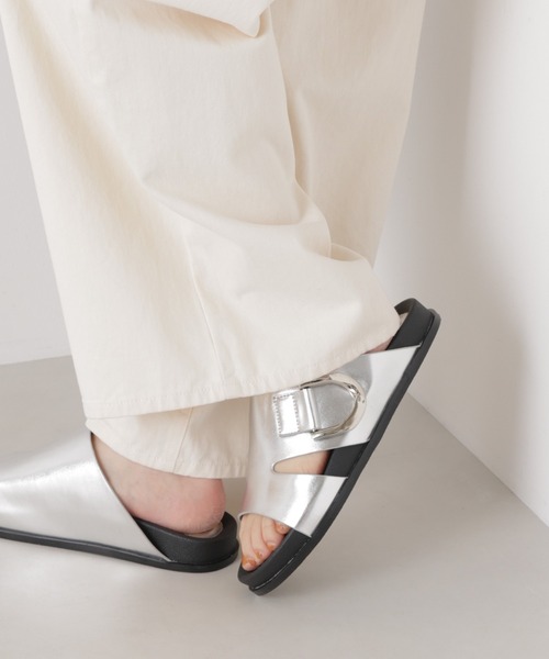 NANO universe（ナノユニバース）の「バックルモチーフカバーサンダル（サンダル・レディース・ブラック/シルバー・38/37/36）」の2枚目の写真