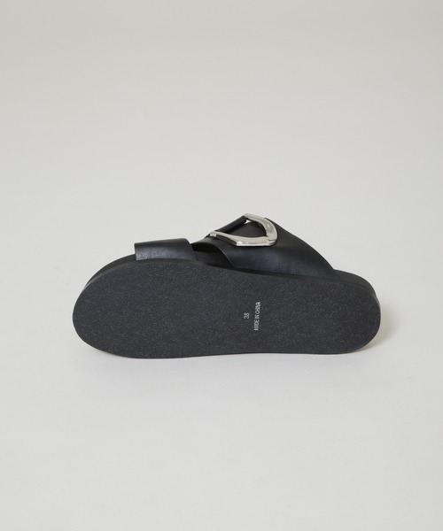 NANO universe（ナノユニバース）の「バックルモチーフカバーサンダル（サンダル・レディース・ブラック/シルバー・38/37/36）」の7枚目の写真