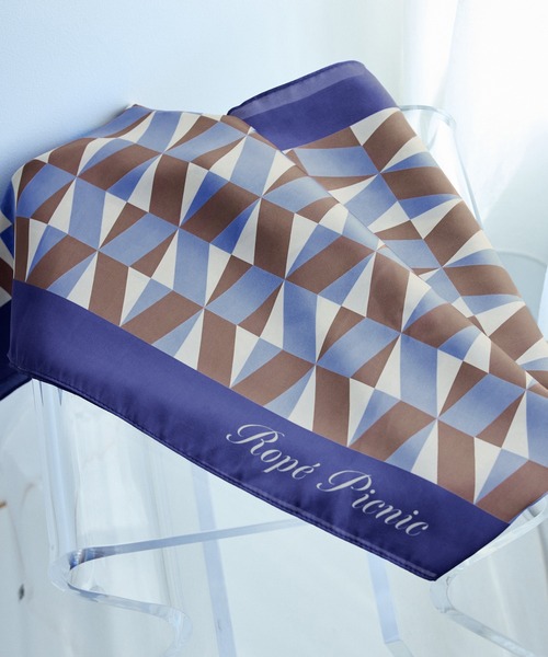 ROPE' PICNIC(ロペピクニック)の「幾何学柄スカーフ 90cm(バンダナ/スカーフ・レディース・ベージュ系その他/ブルー系その他4・FREE)」の1枚目の写真