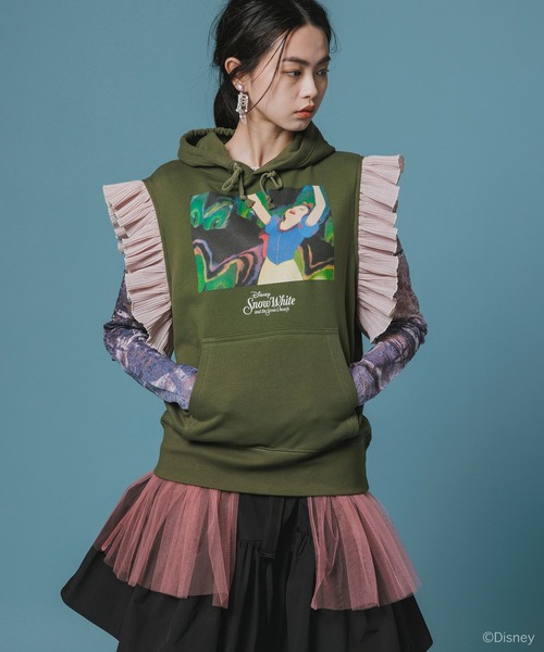 NON TOKYO（ノントーキョー）の「Disney 『Snow White』 NON TOKYO 　FRILL SLEEVE HOODIE（パーカー・レディース・ブラック/カーキ・FREE）」の2枚目の写真