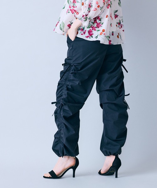 Audie a Muses(オーディアミューズ)の「サイドリボンカーゴパンツ(カーゴパンツ・レディース・ブラウン/ブラック・38/36/42)」の20枚目の写真