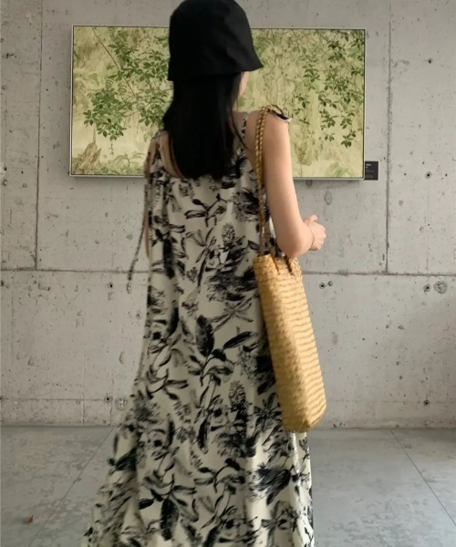LUCPY（ラクピー）の「リーフプリントキャミソールワンピース（ワンピース・レディース・ホワイト・XX-LARGE/X-LARGE/LARGE/MEDIUM）」の2枚目の写真