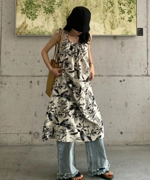 LUCPY（ラクピー）の「リーフプリントキャミソールワンピース（ワンピース・レディース・ホワイト・XX-LARGE/X-LARGE/LARGE/MEDIUM）」の4枚目の写真