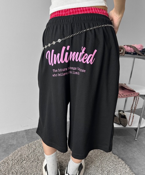 MATU:TA（マトゥータ）の「【楽ちんボトムス】バックレタリングスウェットバミューダパンツ / ハーフパンツ バックロゴ バックプリント ストリート カジュアル 韓国 Y2K 海外ガール スウェット レタリング プリント ひも付き 膝下 配色 通気性 ２カラー ブラック グレー（スウェットパンツ・レディース・グレー/ブラック・FREE）」の2枚目の写真